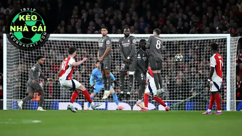 Declan Rice lập cú đúp đá phạt trong vòng 10 phút